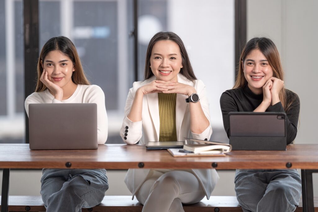 College students meet advisor