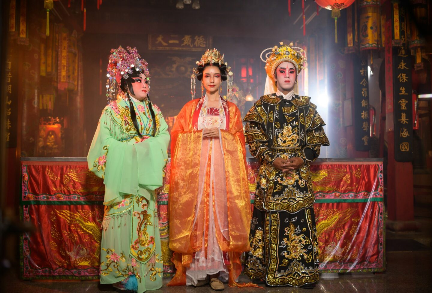 Male and female Chinese opera actors Light a candle
