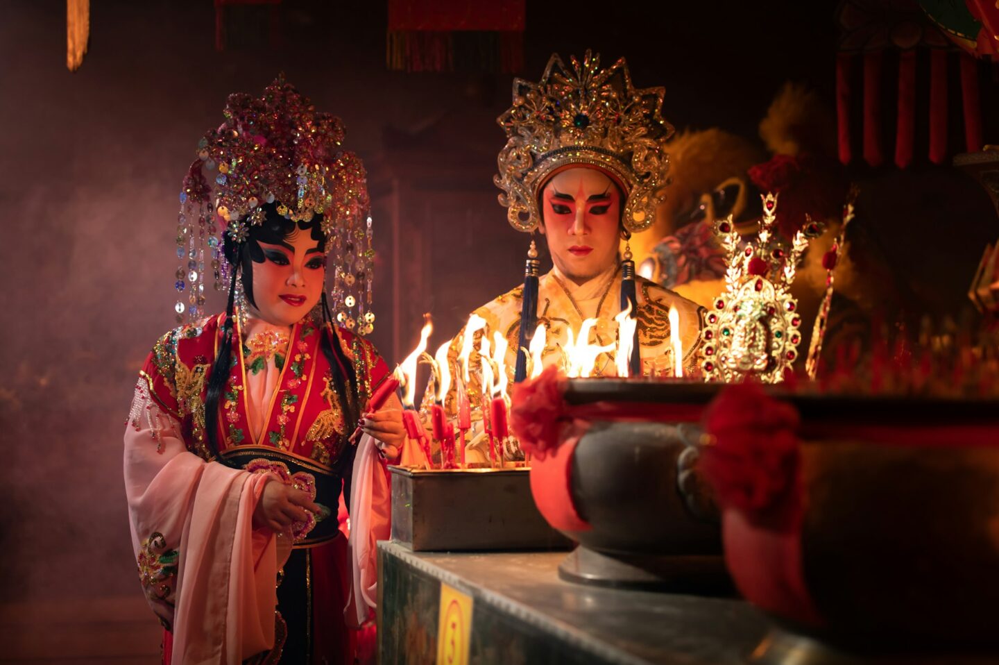 Male and female Chinese opera actors Light a candle